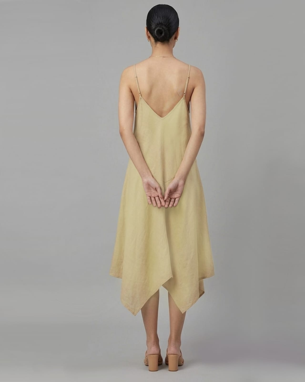 Elegant sleeveless midi dress - Image 3