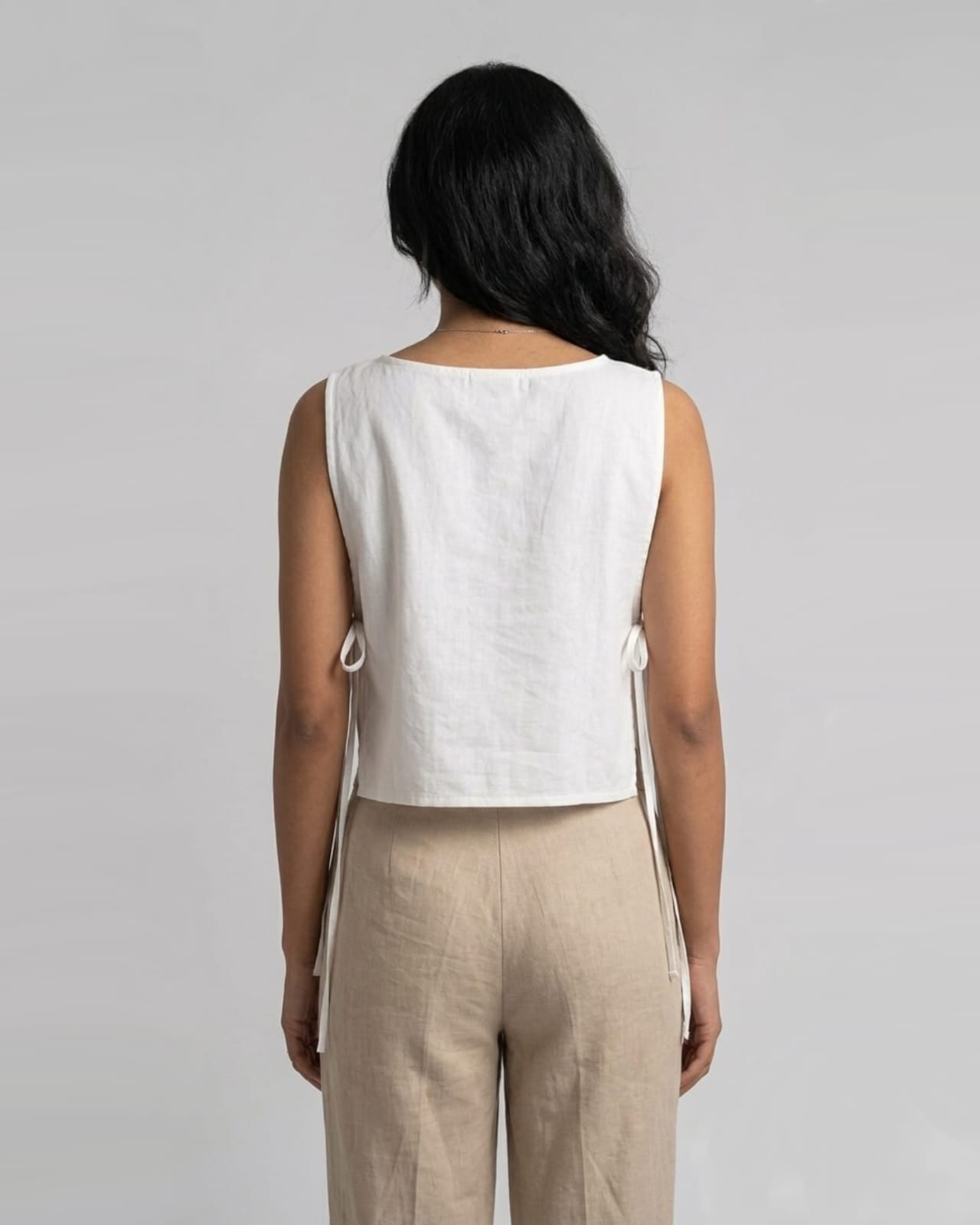 Minimalist sleeveless crop top - Image 2