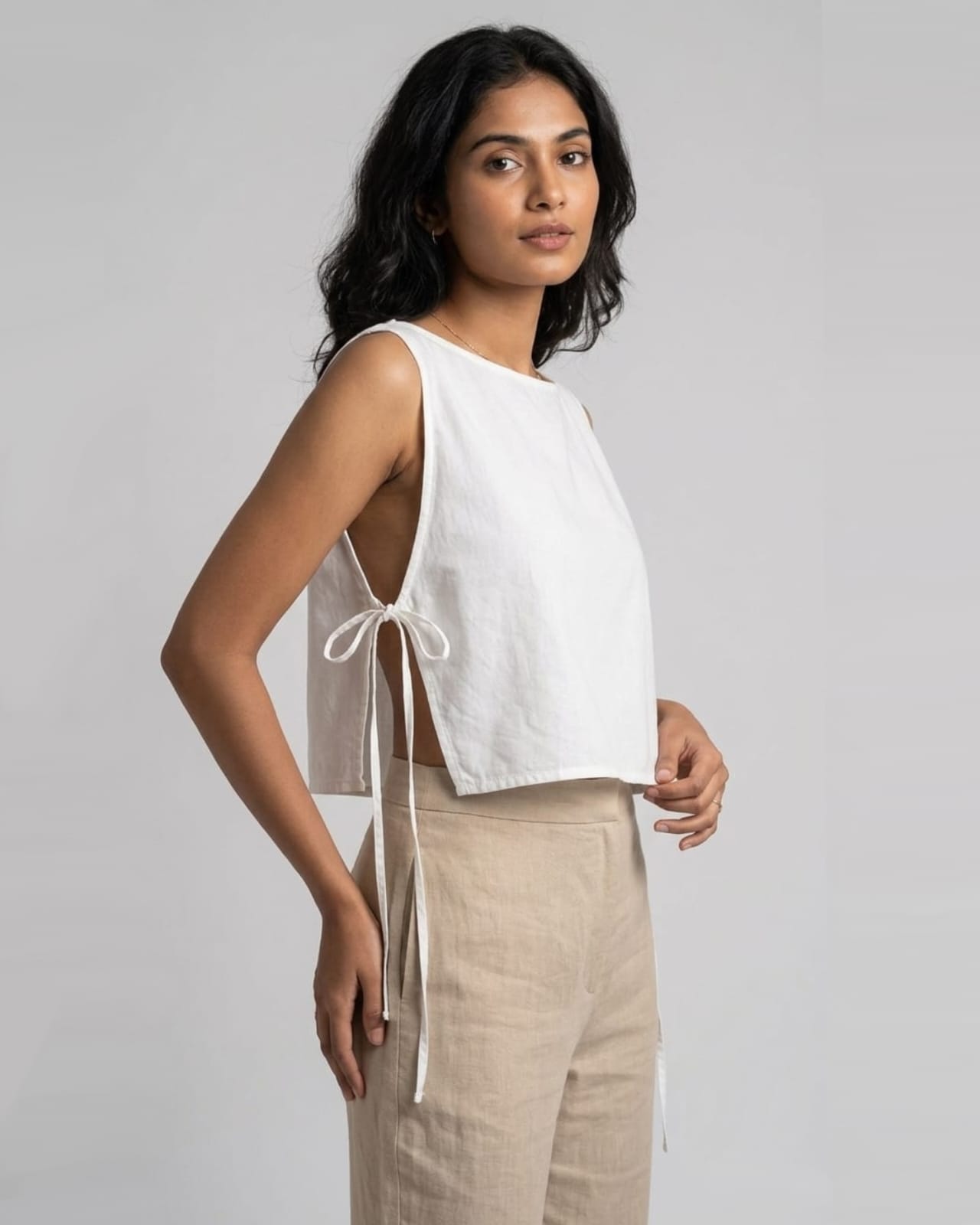Minimalist sleeveless crop top - Image 3